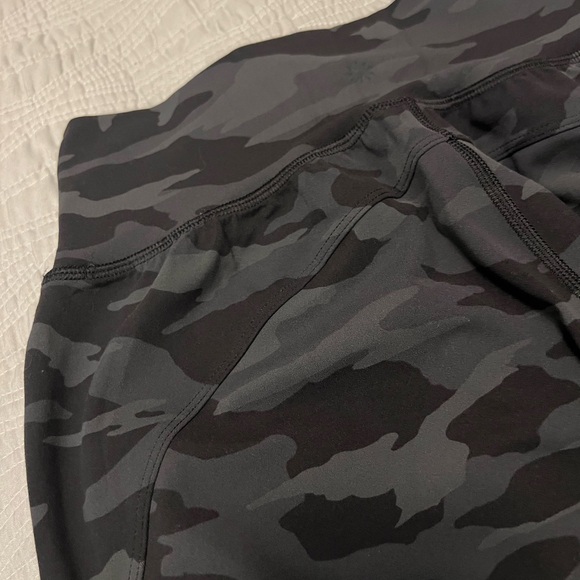 ATHLETA CAMUFLAJE LEGGINGS. Size Small - Picture 4 of 8
